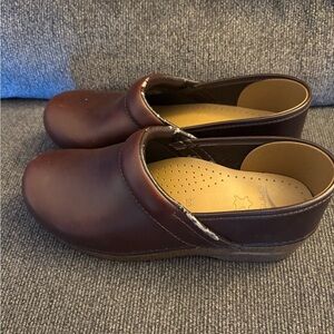 Women's Burgundy Dansko Clogs Size 39